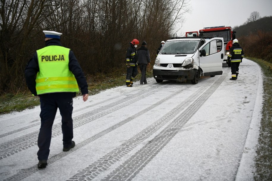 Miejsce zdarzenia na drodze między Kupiatyczami i Hermanowicami (woj. podkarpackie), 10 bm. Kierujący busem wpadł w poślizg i wjechał do rowu, nikt nie został ranny. Na podkarpackich drogach panują bardzo trudne warunki do jazdy. /Dariusz Delmanowicz    /PAP