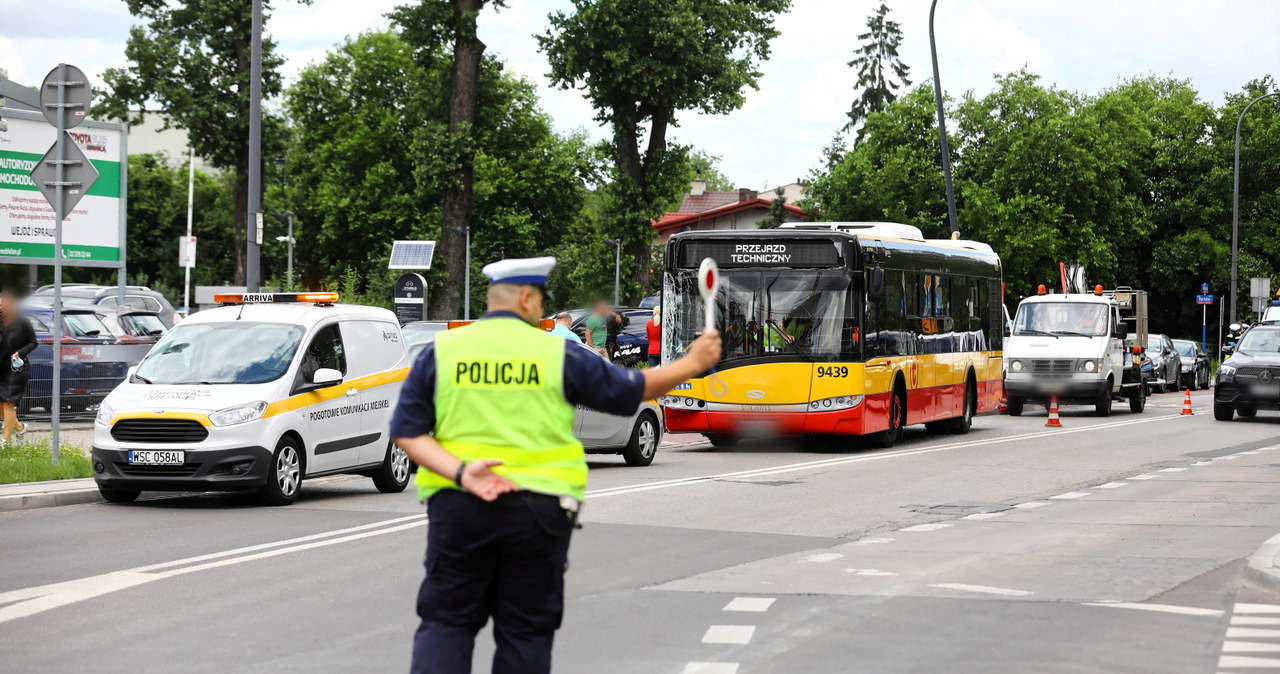 Miejsce zderzenia autobusu z samochodami /Rafał Guz /PAP