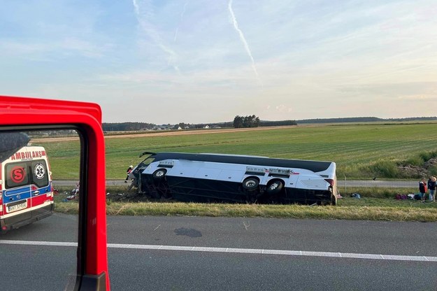 Miejsce zderzenia autokaru z busem obsługującym autostradę na autostradzie A4 /OSP Wysoka /PAP