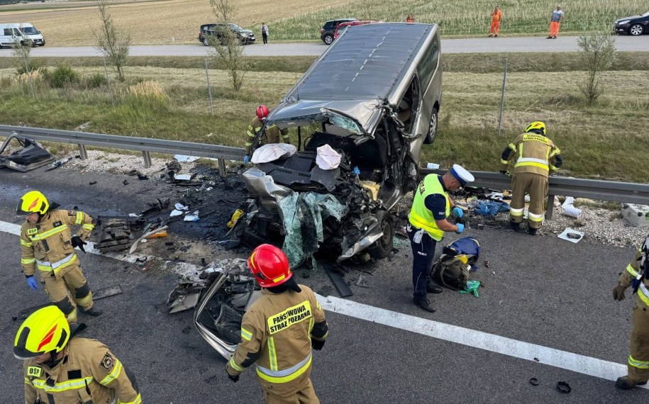 Miejsce zderzenia busa z ciągnikiem rolniczym na trasie S7 w Mierzawie /KP PSP Jędrzejów /PAP