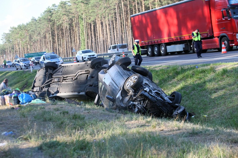 Miejsce zderzenia dwóch samochodów osobowych na wysokości miejscowości Nietoperek, na trasie ekspresowej S3 w kierunku Zielonej Góry /Lech Muszyński /PAP