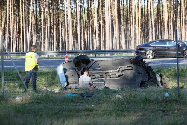 Miejsce zderzenia dwóch samochodów osobowych na wysokości miejscowości Nietoperek, na trasie ekspresowej S3 w kierunku Zielonej Góry /Lech Muszyński /PAP