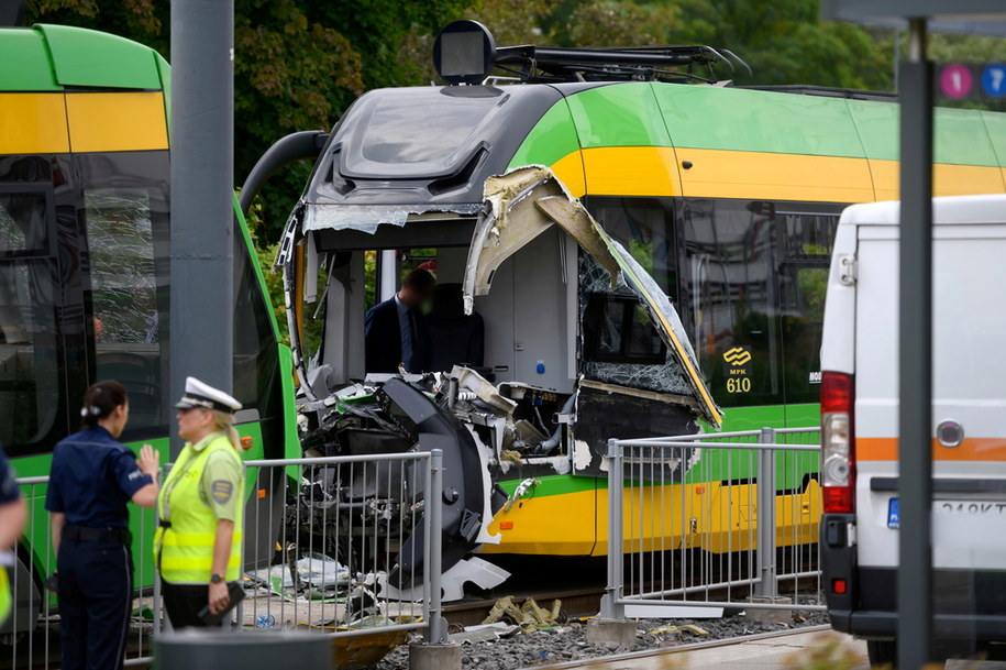 Miejsce zderzenia dwóch tramwajów przy rondzie Starołęka w Poznaniu /	Jakub Kaczmarczyk   /PAP