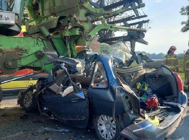 Miejsce zderzenia kombajnu z samochodem / fot. KMP Siedlce /PAP