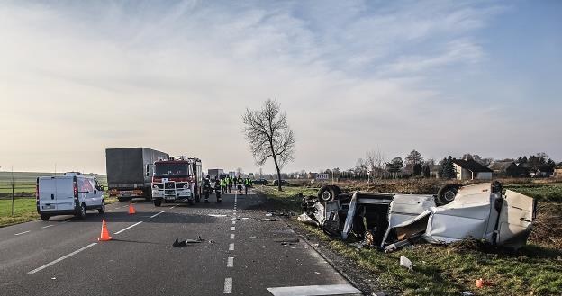 Miejsce zderzenia nieoznakowanego fiata z mercedesem /PAP