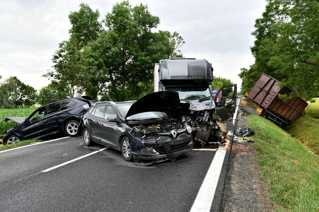 Miejsce zderzenia ośmiu pojazdów na DK nr 8 na wysokości miejscowości Magnice / 	Maciej Kulczyński    /PAP