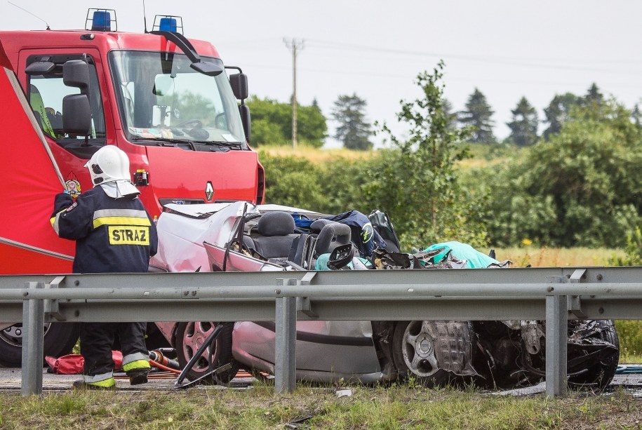 Miejsce zderzenia osobowej toyoty z samochodem ciężarowym na obwodnicy Chojnic /Jan Dzban /PAP