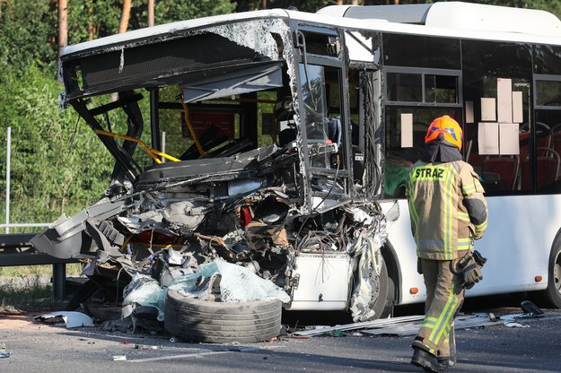 Miejsce zderzenia pojazdu ciężarowego i autobusu na drodze wojewódzkiej nr 631 w Ząbkach k. Warszawy /Paweł Supernak /PAP