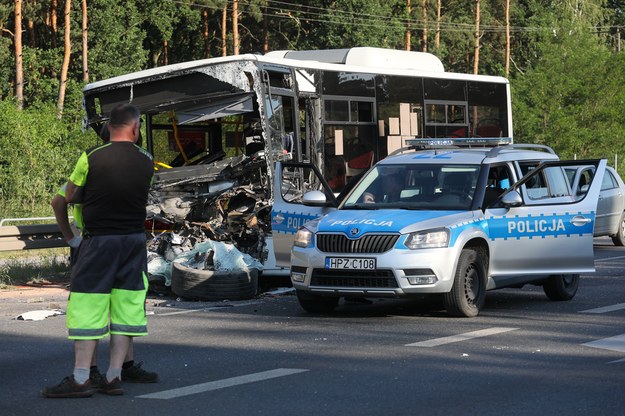 Miejsce zderzenia pojazdu ciężarowego i autobusu na drodze wojewódzkiej nr 631 w Ząbkach koło Warszawy. /Paweł Supernak /PAP