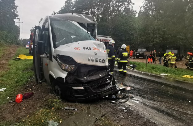 Miejsce zderzenia pojazdu ciężarowego oraz busa w Konotopie /	Marcin Bielecki   /PAP