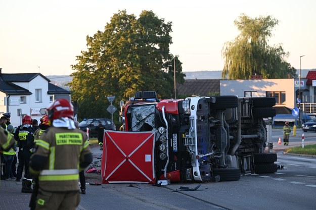 Miejsce zderzenia samochodu Ochotniczej Straży Pożarnej z samochodem ciężarowym w Żukowie / 	Adam Warżawa    /PAP