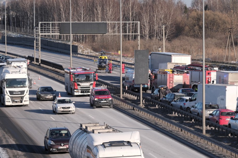 Miejsce zderzenia trzech pojazdów na trasie S8 w miejscowości Nowe Grocholice /Kalbar  /PAP