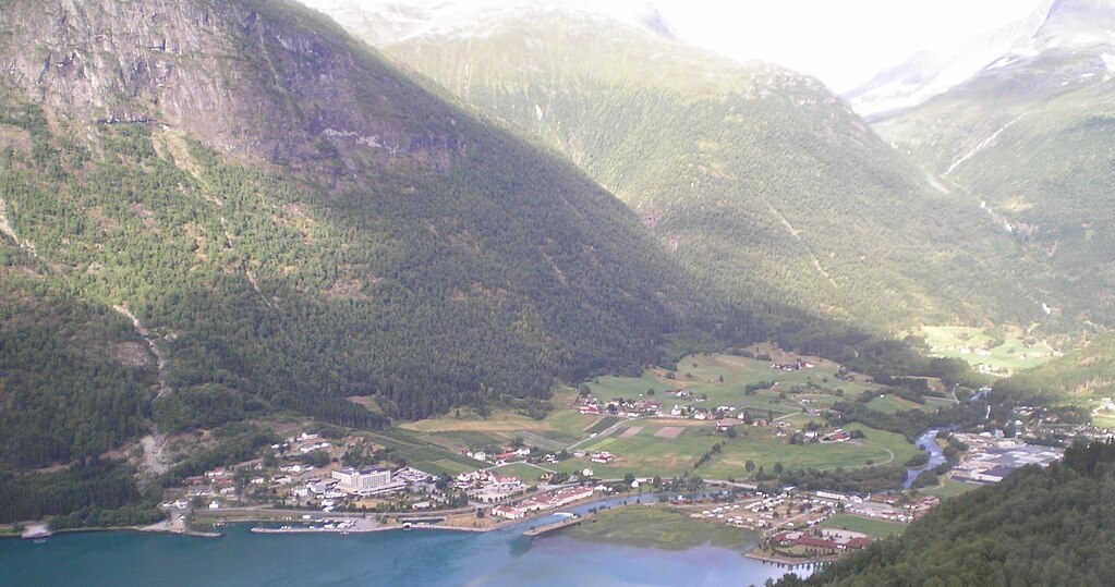 Miejscowość Loen nad jednym z norweskich fiordów /Carlos Delgado/CC BY-SA 3.0 (https://creativecommons.org/licenses/by-sa/3.0/deed.en) /Wikimedia