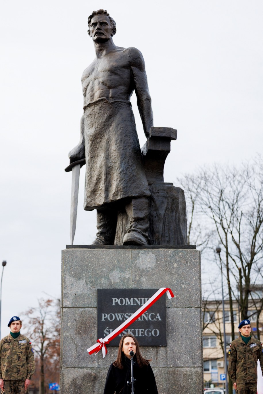 Miejska konserwator zabytków w Chorzowie Anna Piątek podczas uroczystości odsłonięcia po renowacji Pomnika Powstańca Śląskiego /Art Service /PAP