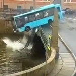 Miejski autobus wjechał do rzeki w centrum miasta. Nie wszyscy przeżyli