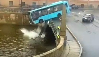 Miejski autobus wjechał do rzeki w centrum miasta. Nie wszyscy przeżyli