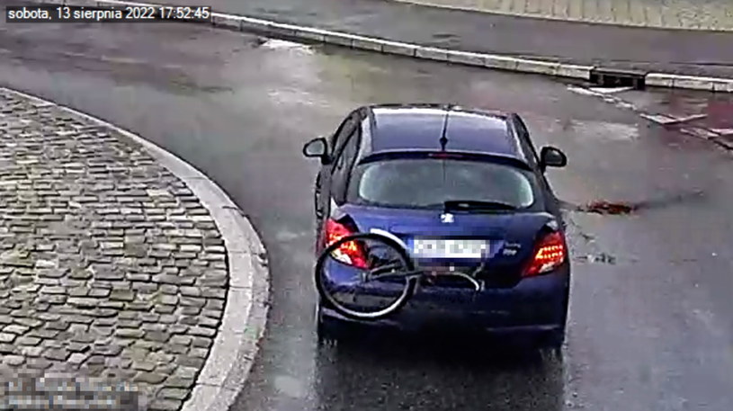 Miejski monitoring uchwycił Peugeota, z którego bagażnika wystawał rower /Policja