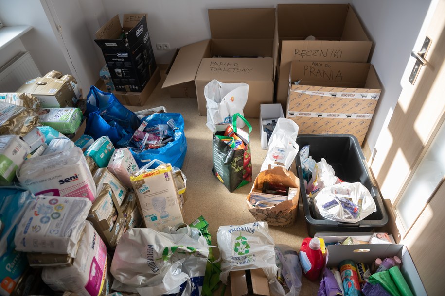 Miejski punkt pomocy dla Ukrainy przy ulicy Bukowskiej w Poznaniu /	Jakub Kaczmarczyk   /PAP