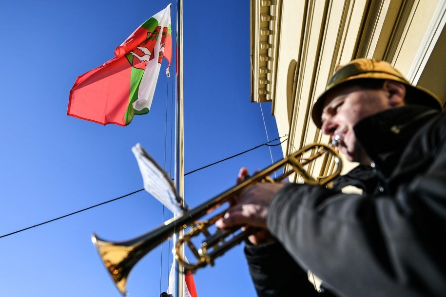 Miejski trębacz podczas gry na uroczystości upamiętniającej Romualda Lipko /Wojtek Jargiło /PAP