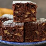 Miękkie i puszyste czekoladowe ciasto. Dzięki owocom pozostaje długo wilgotne