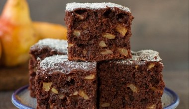 Miękkie i puszyste czekoladowe ciasto. Dzięki owocom pozostaje długo wilgotne