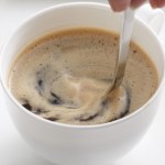 Mielę, a potem wsypuje do kawy. Tylko tak zaparzona obniża cukier i pomaga schudnąć