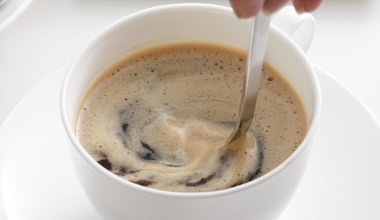 Mielę, a potem wsypuje do kawy. Tylko tak zaparzona obniża cukier i pomaga schudnąć