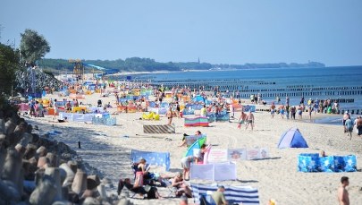 Mielno: Policjant uratował trójkę dzieci porwanych przez fale