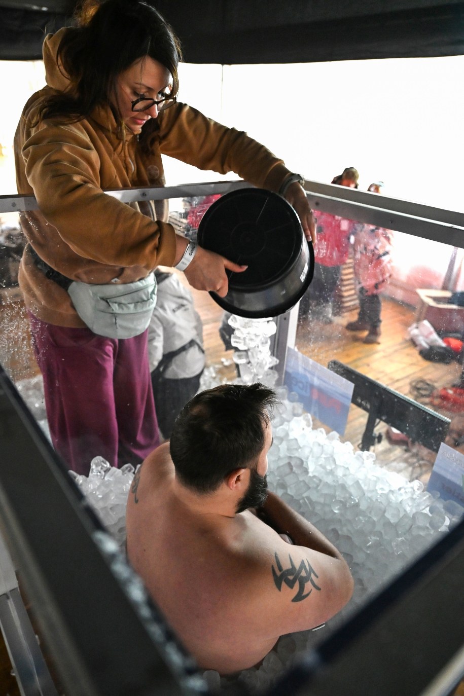 Mielno: Szkot Luca Graham podczas próby pobicia rekordu Guinnessa w najdłuższym przebywaniu w lodzie. Dotychczasowy rekord to: 5 godzin, jedna minuta i 33 sekundy /Piotr Kowala /PAP