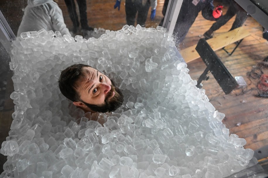 Mielno: Szkot Luca Graham podczas próby pobicia rekordu Guinnessa w najdłuższym przebywaniu w lodzie. Dotychczasowy rekord to: 5 godzin, jedna minuta i 33 sekundy /Piotr Kowala /PAP