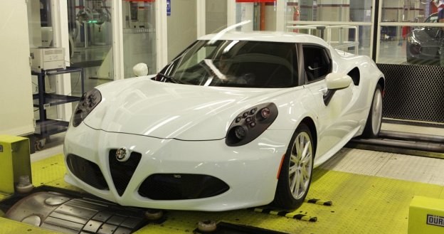 Mierząca 4 m długości Alfa Romeo 4C waży 895 kg - mniej niż auta miejskie. /Alfa Romeo