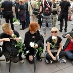 Miesięcznica smoleńska: Policja usunęła blokujących Krakowskie Przedmieście
