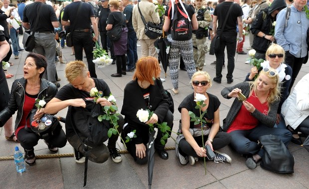 Miesięcznica smoleńska: Policja usunęła blokujących Krakowskie Przedmieście