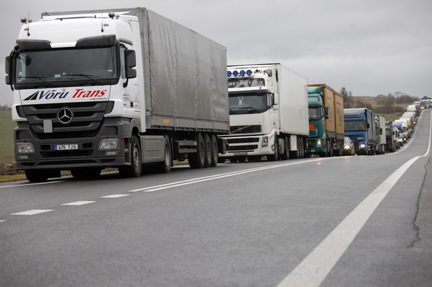 Miesięcznie każdy z kierowców cieżarówek stracił nawet kilka tysięcy złotych przez brak pracy /Artur Reszko /PAP