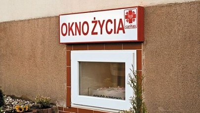 Miesięczny chłopiec w "Oknie życia" w Zielonej Górze