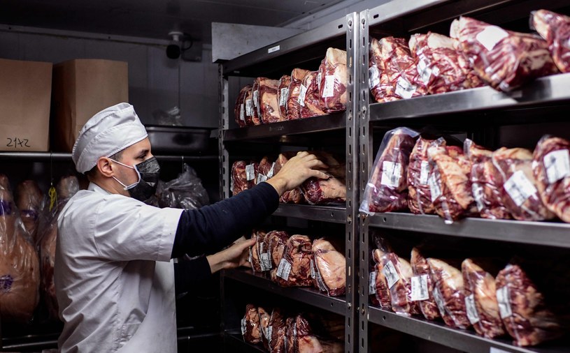 Mięso będzie droższe i coraz trudniej dostępne - ostrzega niemiecki przemysł mięsny (zdj. ilustracyjne) /RONALDO SCHEMIDT /AFP