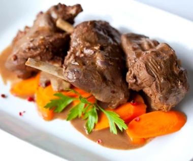 Mięso chudsze i zdrowsze od wieprzowiny. Ma dużo żelaza i białka, ale trzeba je marynować 