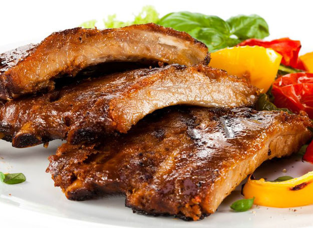 Mięso dostarcza pełnowartościowego białka, żelaza, niektórych witamin /123RF/PICSEL