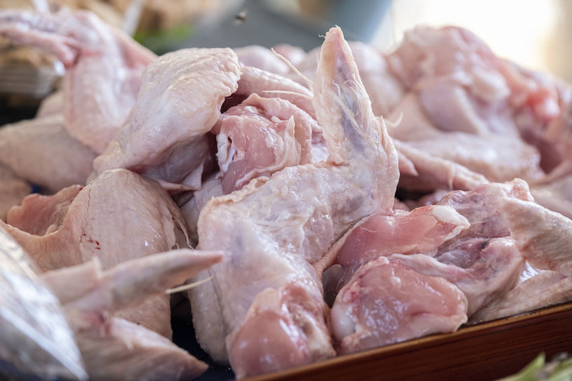 Mięso drobiowe nie powinno być przechowywane w lodówce /123RF/PICSEL