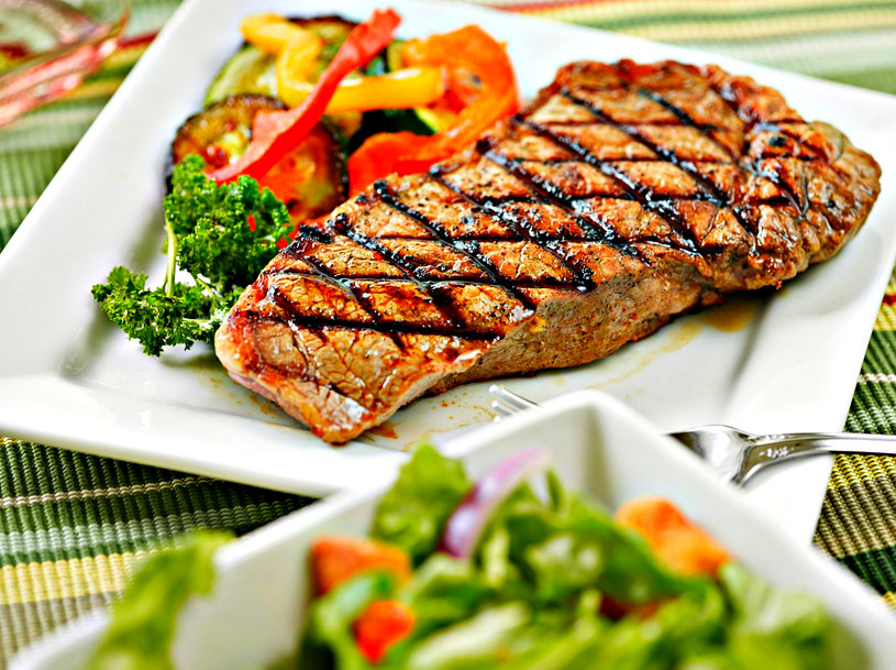 Mięso jest doskonałym źródłem białka, ale znajdziemy je także w rybach, nabiale orzechach, a nawet produktach zbożowych /123RF/PICSEL