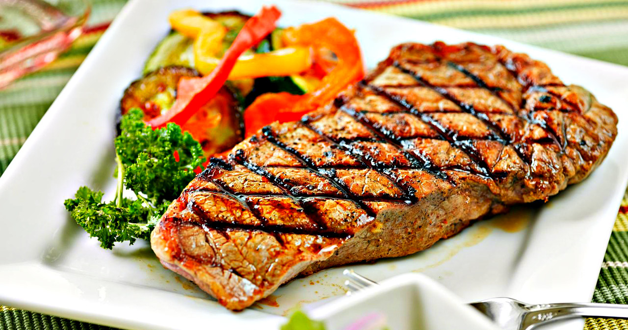 Mięso jest doskonałym źródłem białka, ale znajdziemy je także w rybach, nabiale orzechach, a nawet produktach zbożowych /123RF/PICSEL
