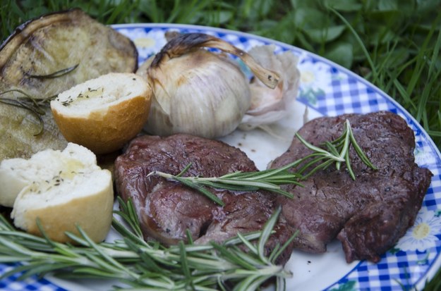 Mięso może być w pewnych okresach życia równie niezdrowe, jak papierosy /Malwina Zaborowska /RMF FM