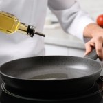 Mięso nie będzie więcej przywierać do patelni. Wystarczy, że wlejesz to przed smażeniem