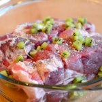 pieczone mięso Mięso po upieczeniu jest twarde i suche? Zapomnij o podlewaniu wodą, zastosuj trik z kiwi