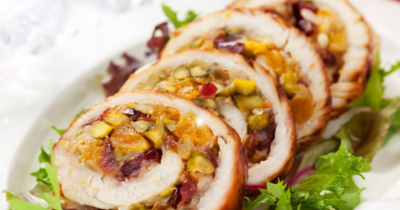 Mięso polecane przez dietetyków można jeść nawet 4 razy w tygodniu. Rolada to jedna z wielu propozycji jego przygotowania. /Svetlana Kolpakova  /Canva Pro