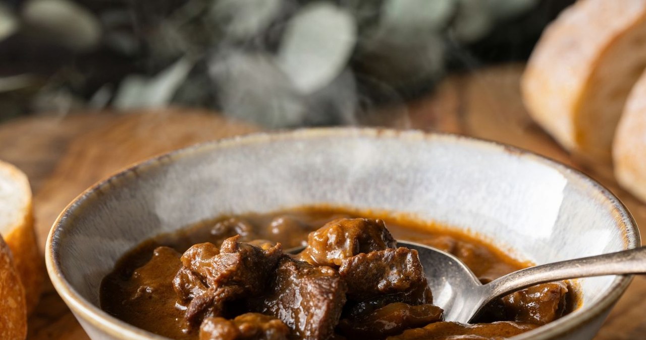 Mięso w gulaszu, zwłaszcza wołowe, często jest twarde. Jest prosty sposób, by je zmiękczyć. /Canva Pro