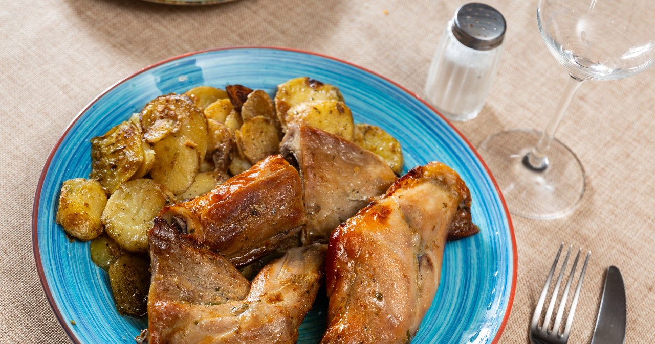 Mięso z królika będzie miękkie, jeśli wcześniej je zamarynujemy /jackf /123RF/PICSEL