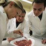 Mięso z laboratorium 25 razy gorsze dla klimatu niż zwykła wołowina 