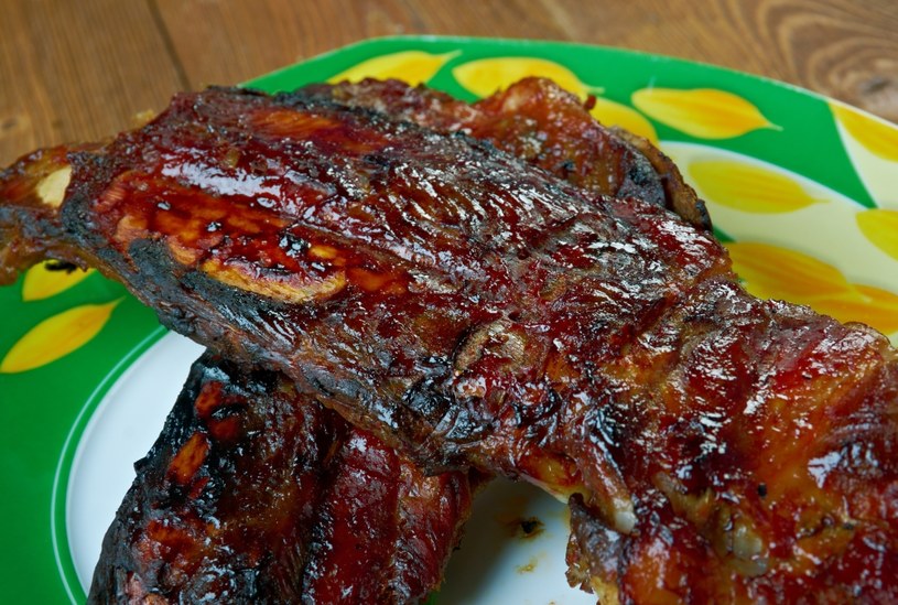 Mięso z węglowym nalotem może być niebezpieczne dla zdrowia /123RF/PICSEL