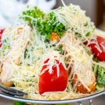Mieszam ugotowany ryż z sosem sojowym i wrzucam do piekarnika. Sałatka z kurczakiem i parmezanem zyskuje na smaku